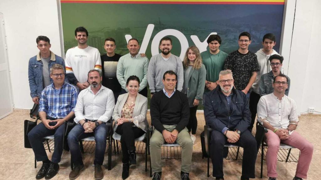 Antonio Sevilla, en el centro, en un encuentro con concejales y jóvenes de Vox.