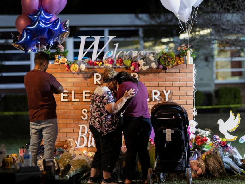 Memorial improvisado a las puertas de la escuela objeto del tiroteo en Texas.