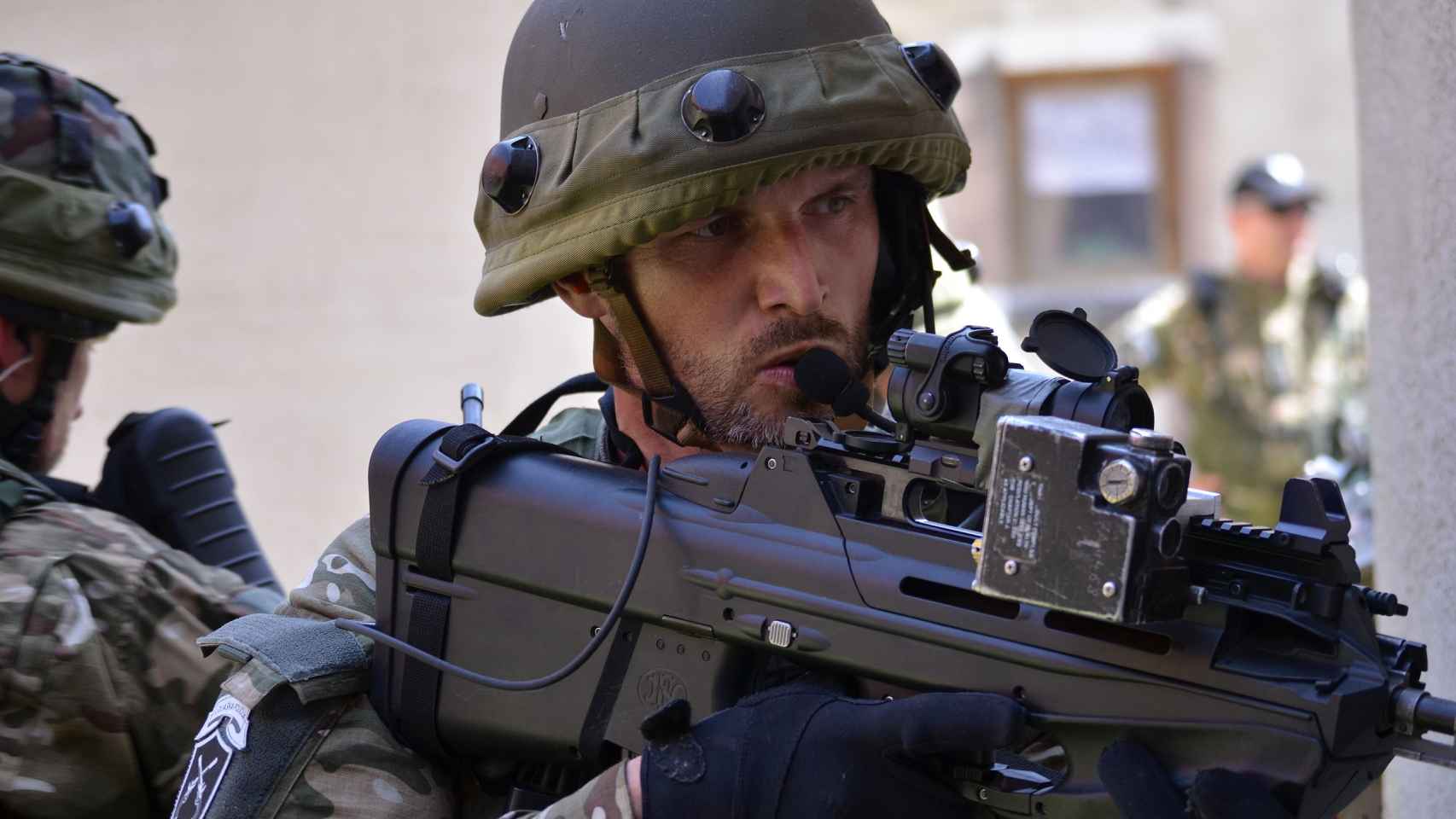 Un soldado entrenando  con el FN F2000
