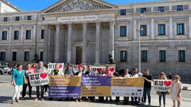 Movilización ante el Congreso por la discriminación del gallego y otras lenguas en la Ley del audiovisual.