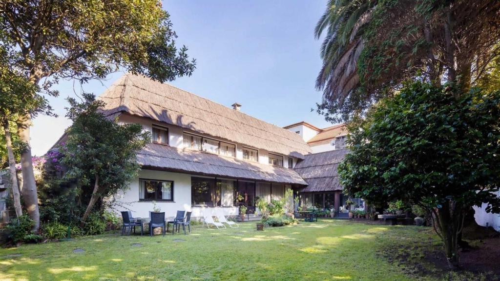 La casa fotografiada desde uno de los extremos de la finca