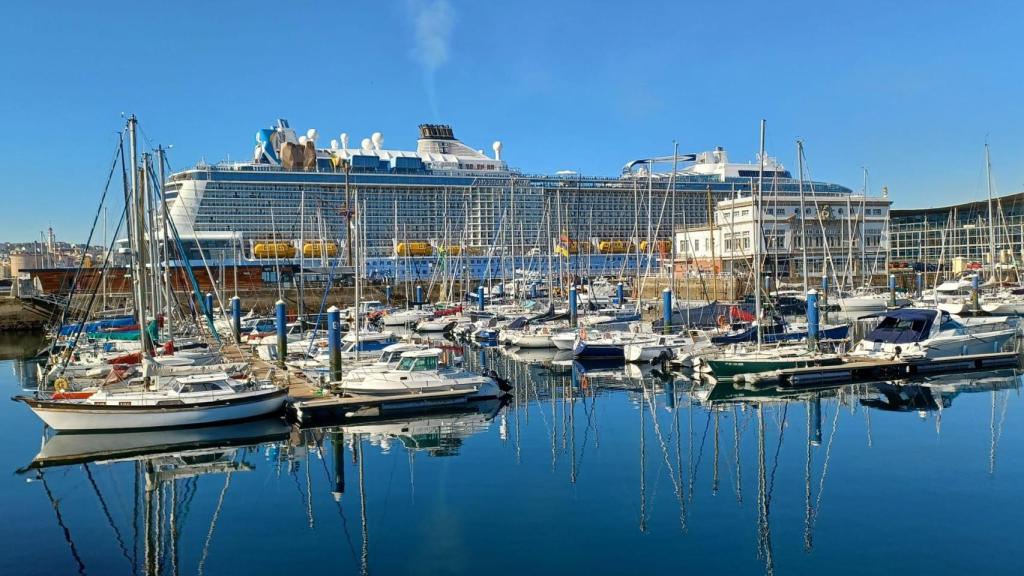 Un trasatlántico atracado en el puerto de A Coruña en una imagen de archivo