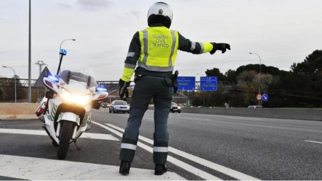 Un agente de la Guardia Civil, controlando la velocidad de los vehículos.