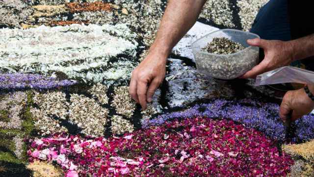 Confección de una alfombra floral en imagen de archivo.