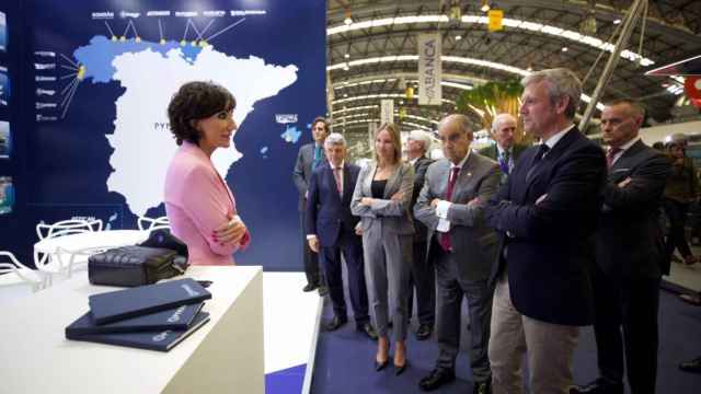 El presidente de la Xunta, Alfonso Rueda, conversa con la consejera delegada de Pymar, Almudena López del Pozo, en la feria Navalia.