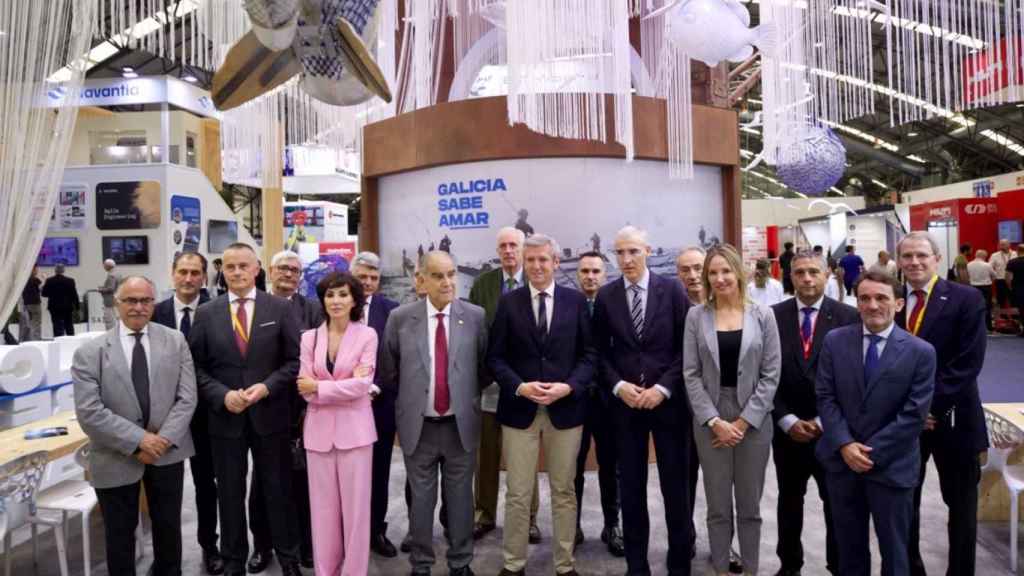 El presidente de la Xunta, Alfonso Rueda, junto al vicepresidente económico, Francisco Conde; a la consejera delegada de Pymar, Almudena López del Pozo; responsables de Navalia y otras autoridades, en la clausura de la feria.