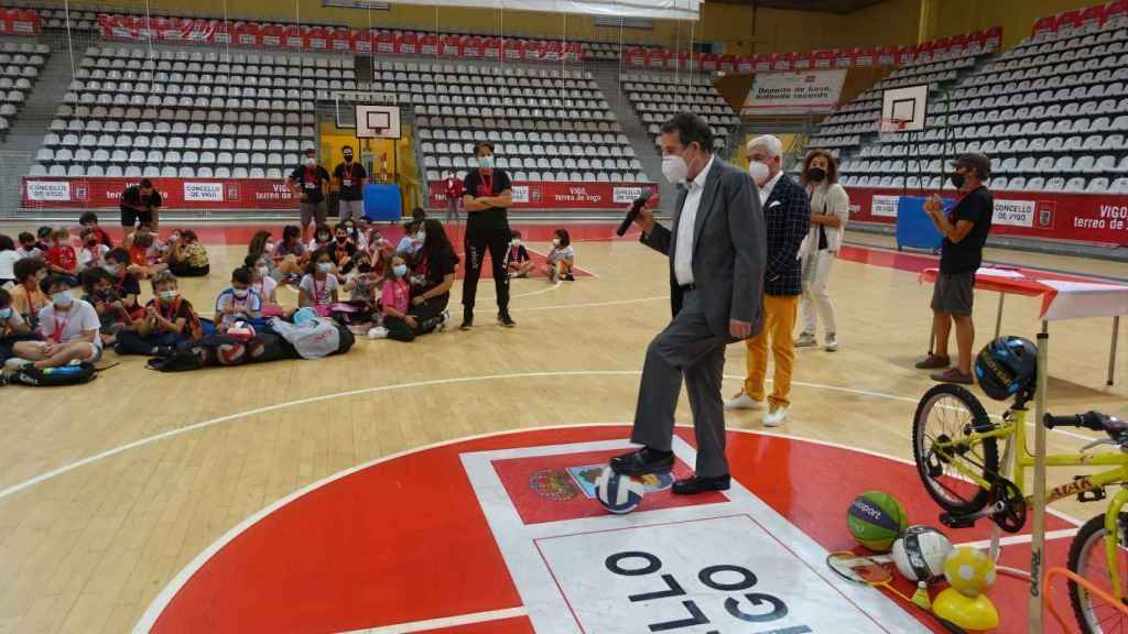 Abel Caballero visitando uno de los campus deportivos municipales.