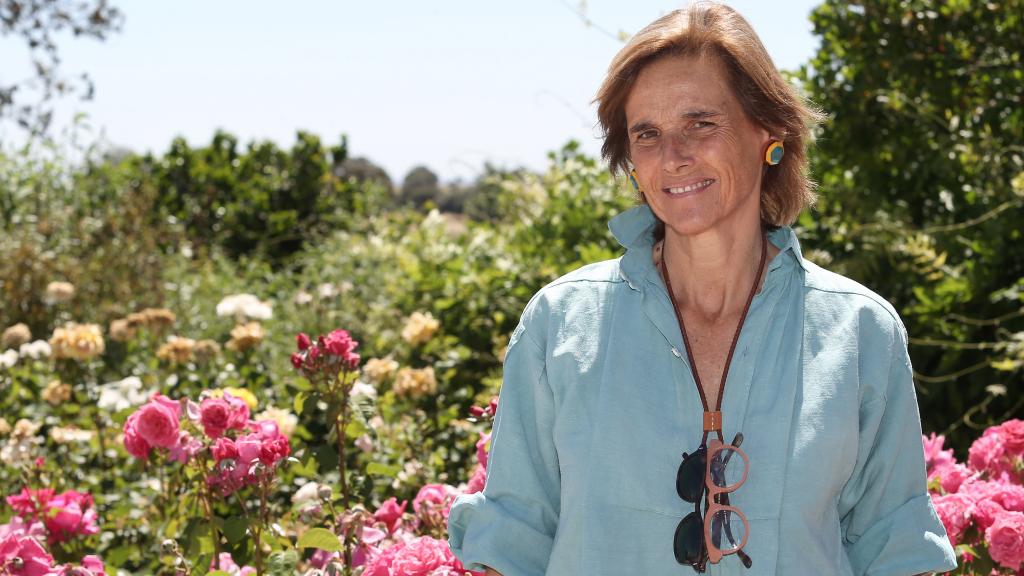 Blanca Entrecanales posa junto a una de las rosaledas de Dehesa El Milagro.