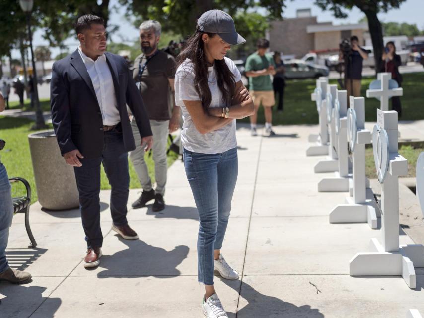 La duquesa de Sussex se ha dejado ver muy emocionada ante las cruces en honor a los menores tiroteados.