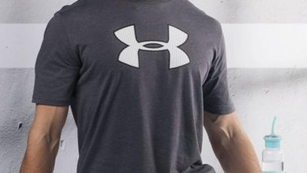 Camiseta de deporte de Aldi en gris.