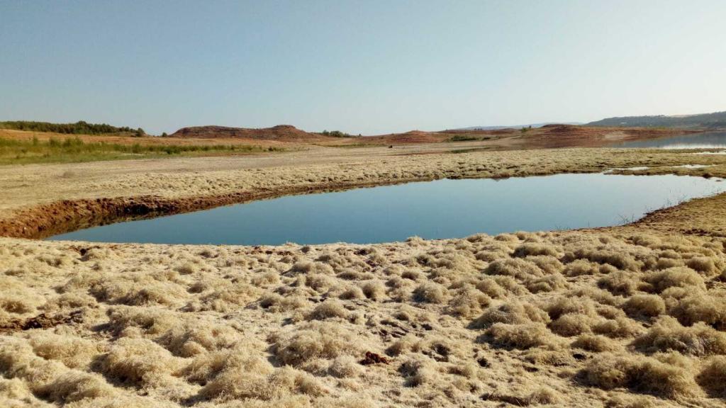 Imagen de archivo de un embalse con poca agua.