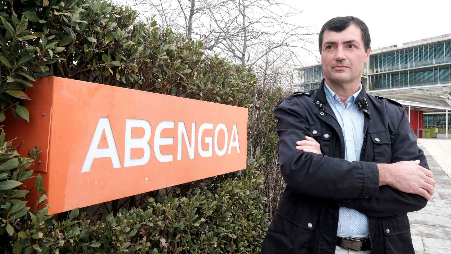 El presidente de Abengoa posa junto al letrero de la entrada del Campus de Palmas Altas