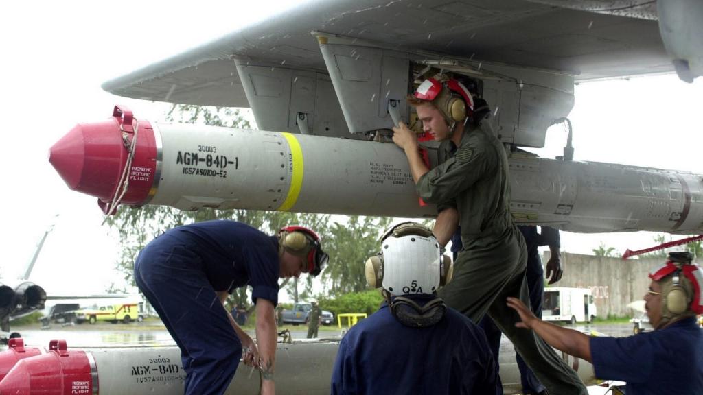 Acople de misil Harpoon a un P3 Orion