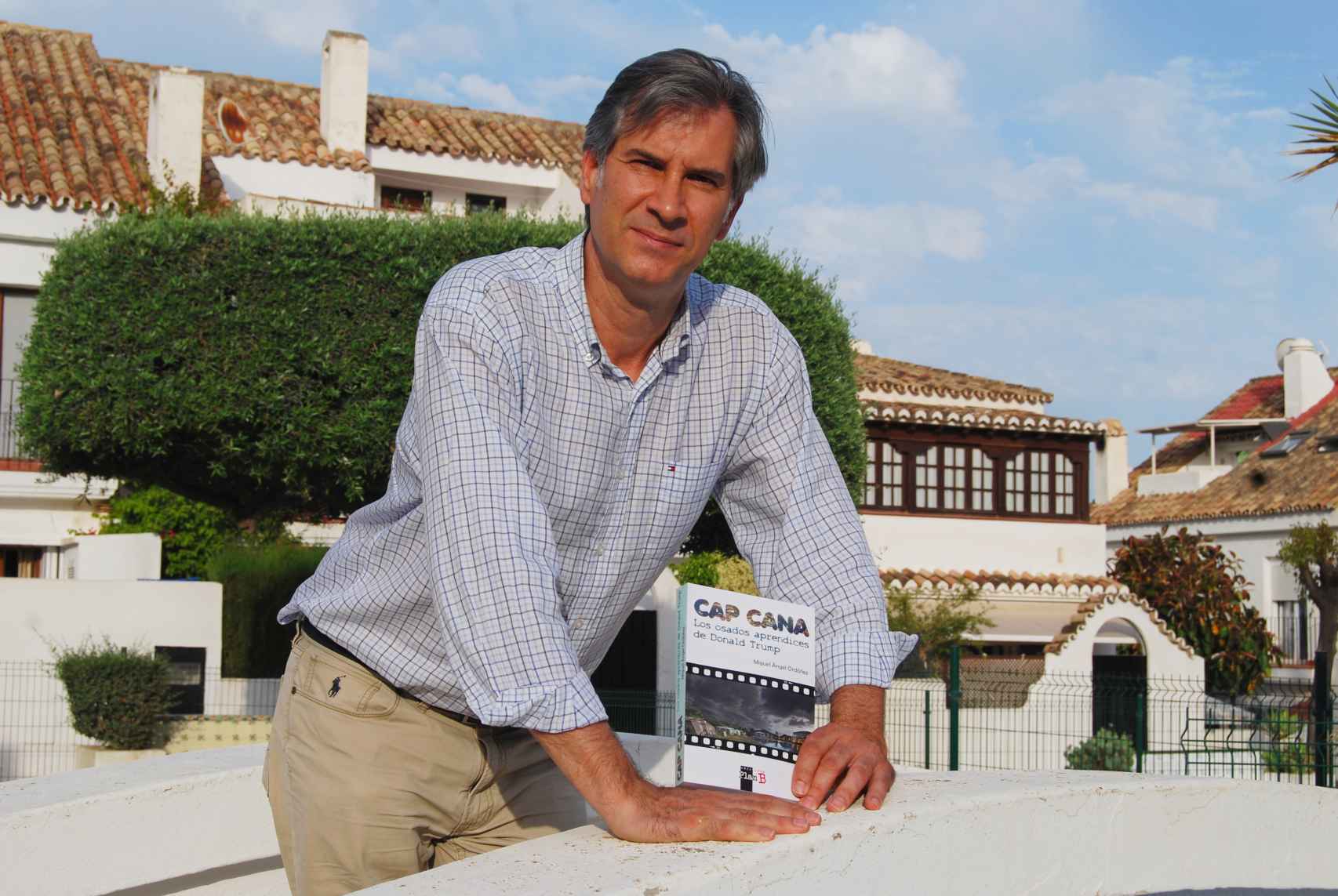 Miguel Ángel Ordóñez con su libro 'Cap Cana: los osados aprendices de Donald Trump' (Ediciones Plan B)..