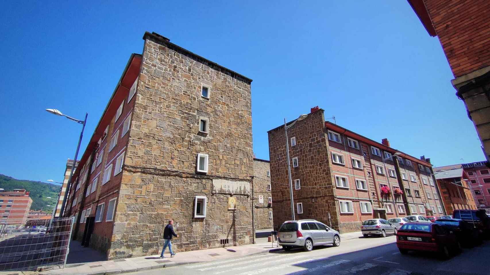 Los bloques donde vivió la familia Andrés Puerta en Mieres (Asturias).