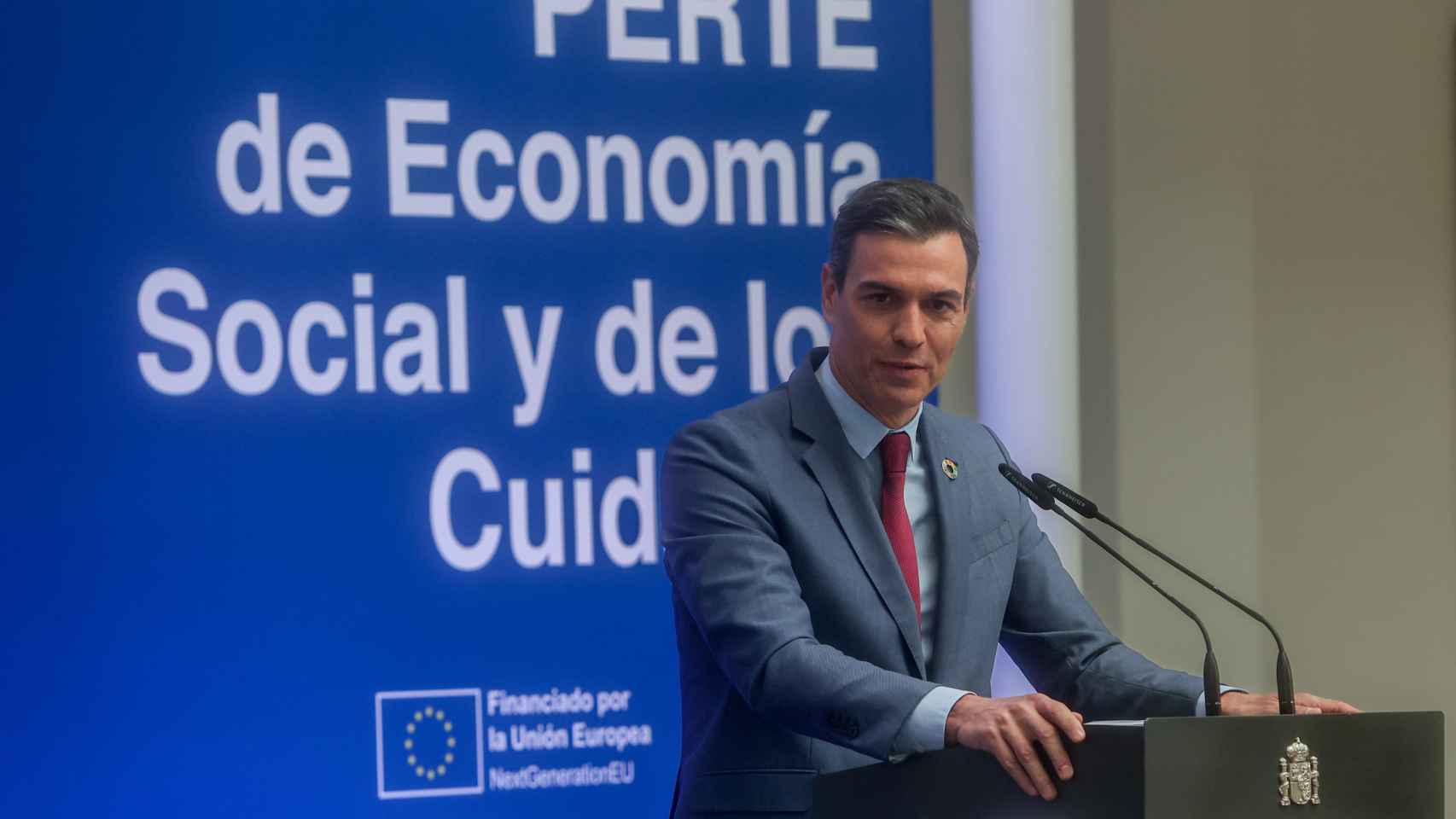 El presidente del Gobierno, Pedro Sánchez (i), a su llegada al acto de presentación del plan estratégico para la recuperación y transformación económica (PERTE) de Economía Social y de los Cuidados, en el Complejo de La Moncloa.