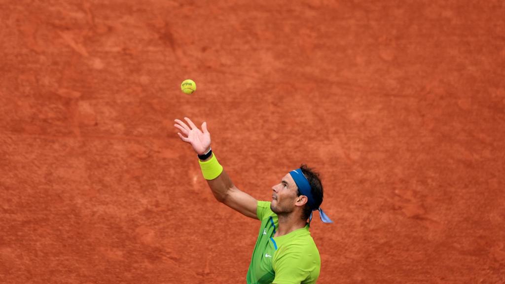 Rafa Nadal saca en Roland Garros.