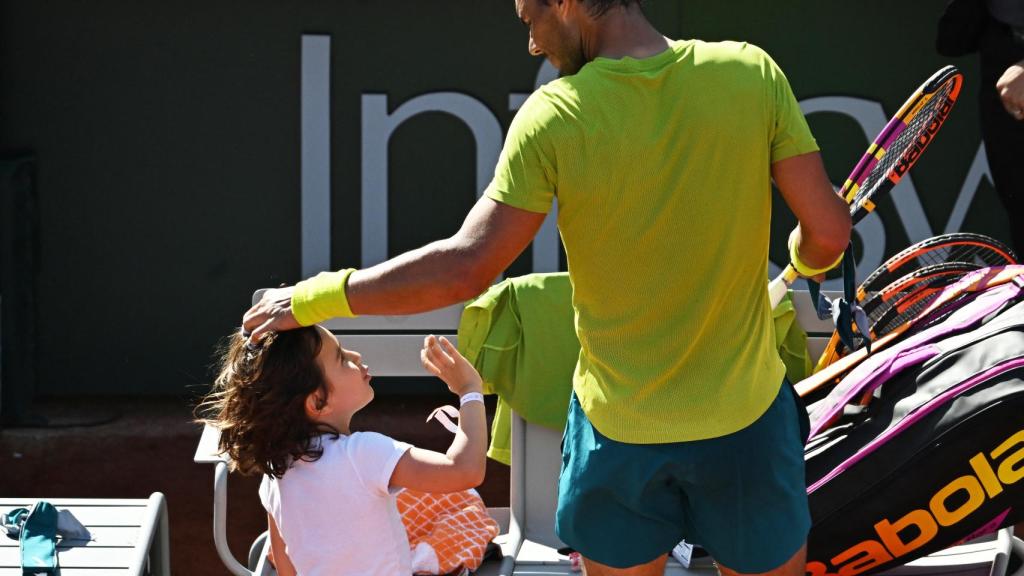 Rafa Nadal acaricia el pelo del niño que saltó a la pista.