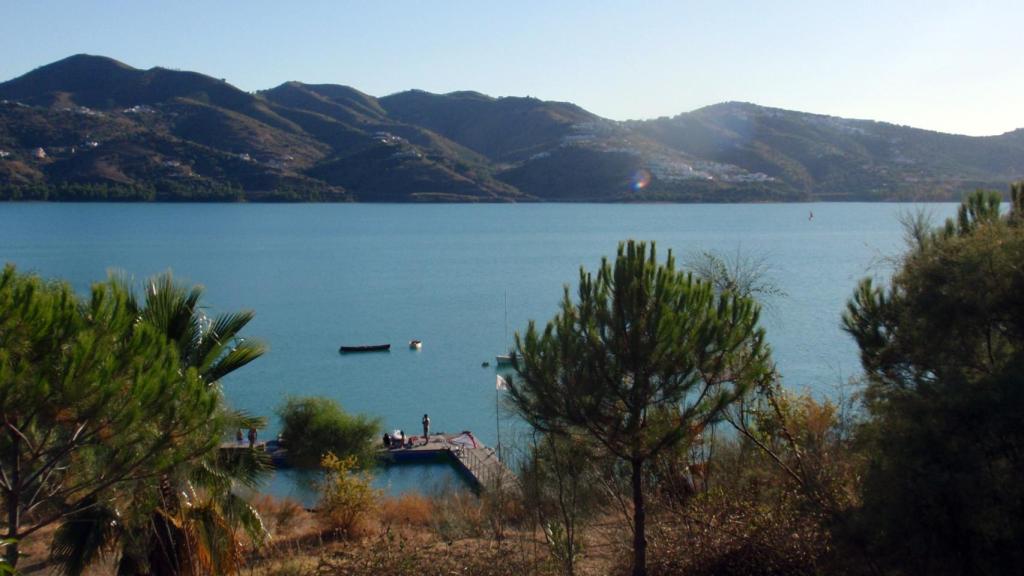 En La Viñuela también podremos remojarnos los pies.