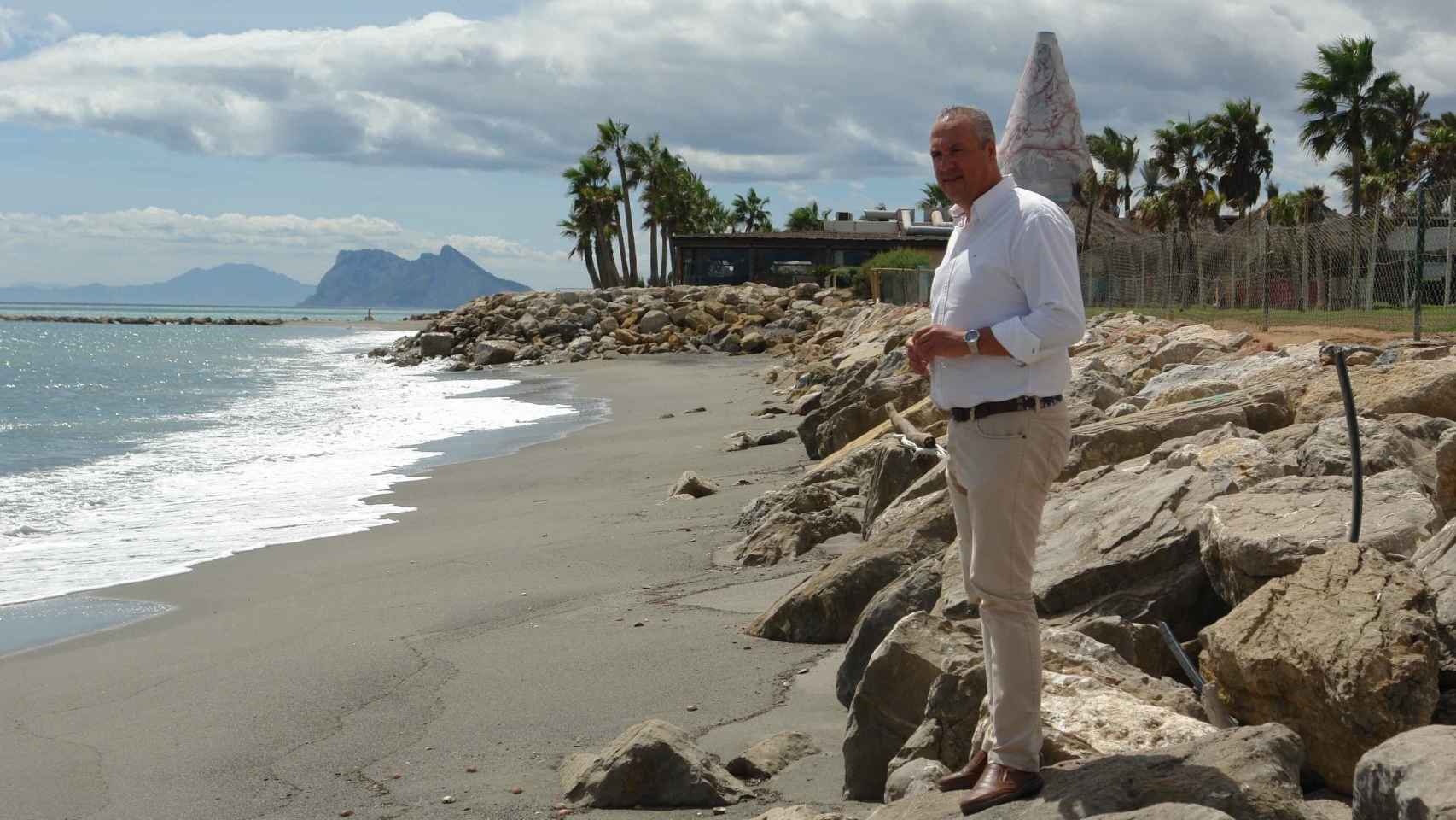 El alcalde de San Roque valora la regeneración de dos playas por Costas, en 2018.