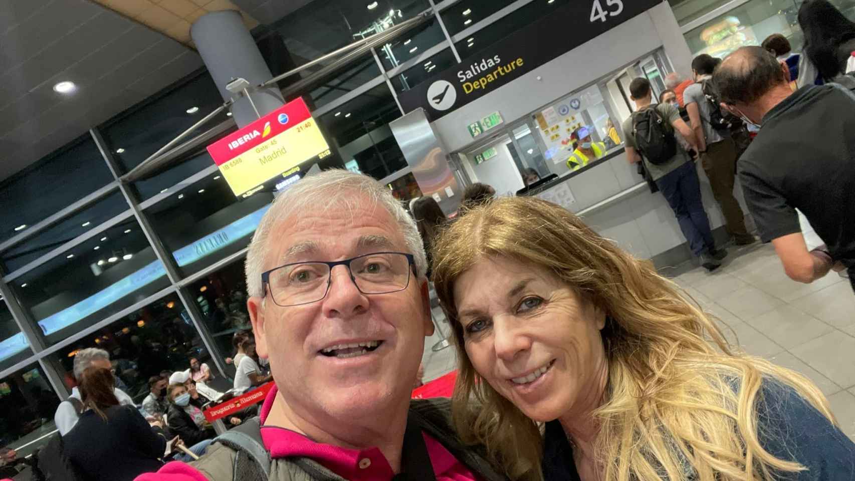 José Antonio Mas con Jeanette en el aeropuerto.