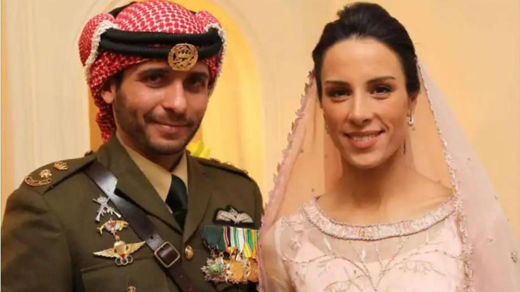 El príncipe Hamzah y su esposa.