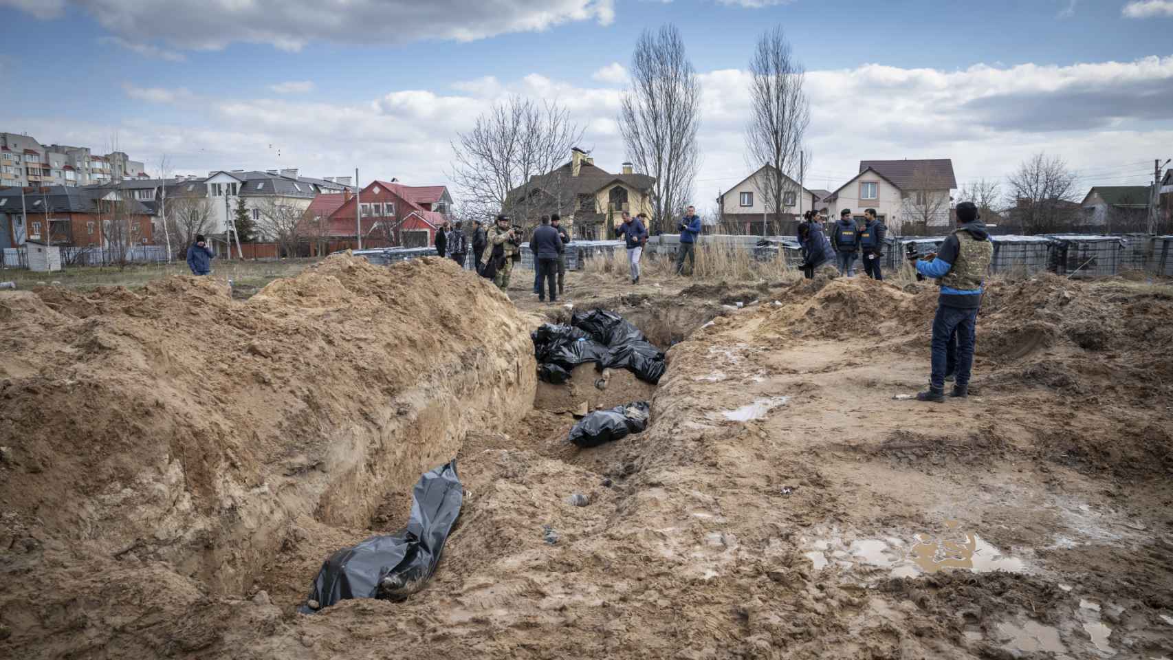 Una fosa común en la ciudad de Bucha, donde 300 personas fueron asesinadas por las tropas rusas en abril.