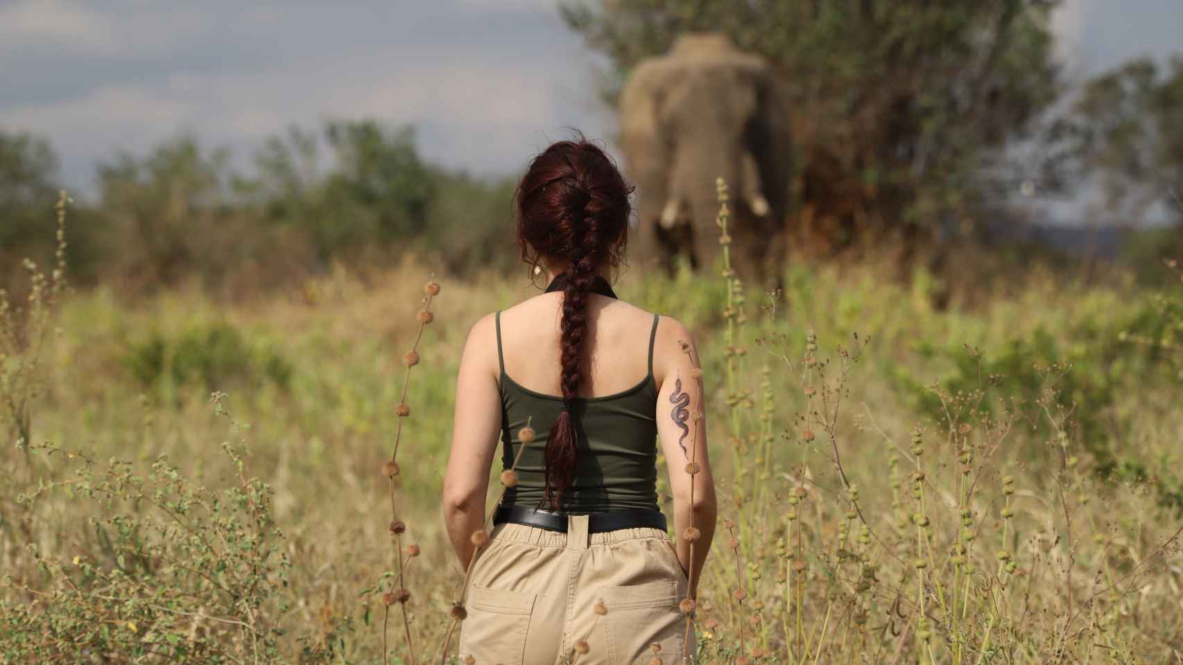 Lara Sánchez frente a un elefante