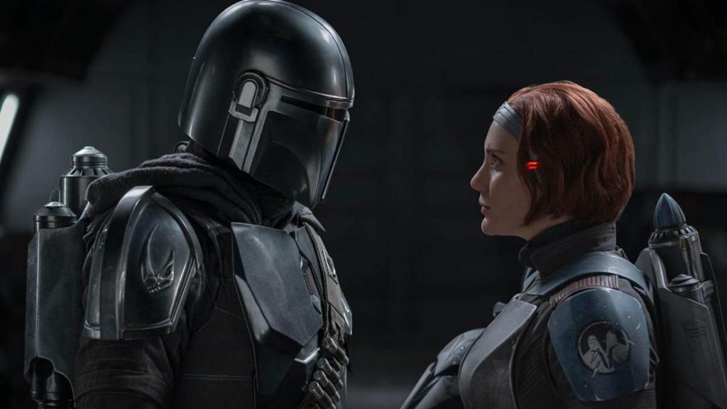 Mando junto a Bo-Katan Kryze, interpretada por Katee Sackhoff, en una imagen de la temporada 2.