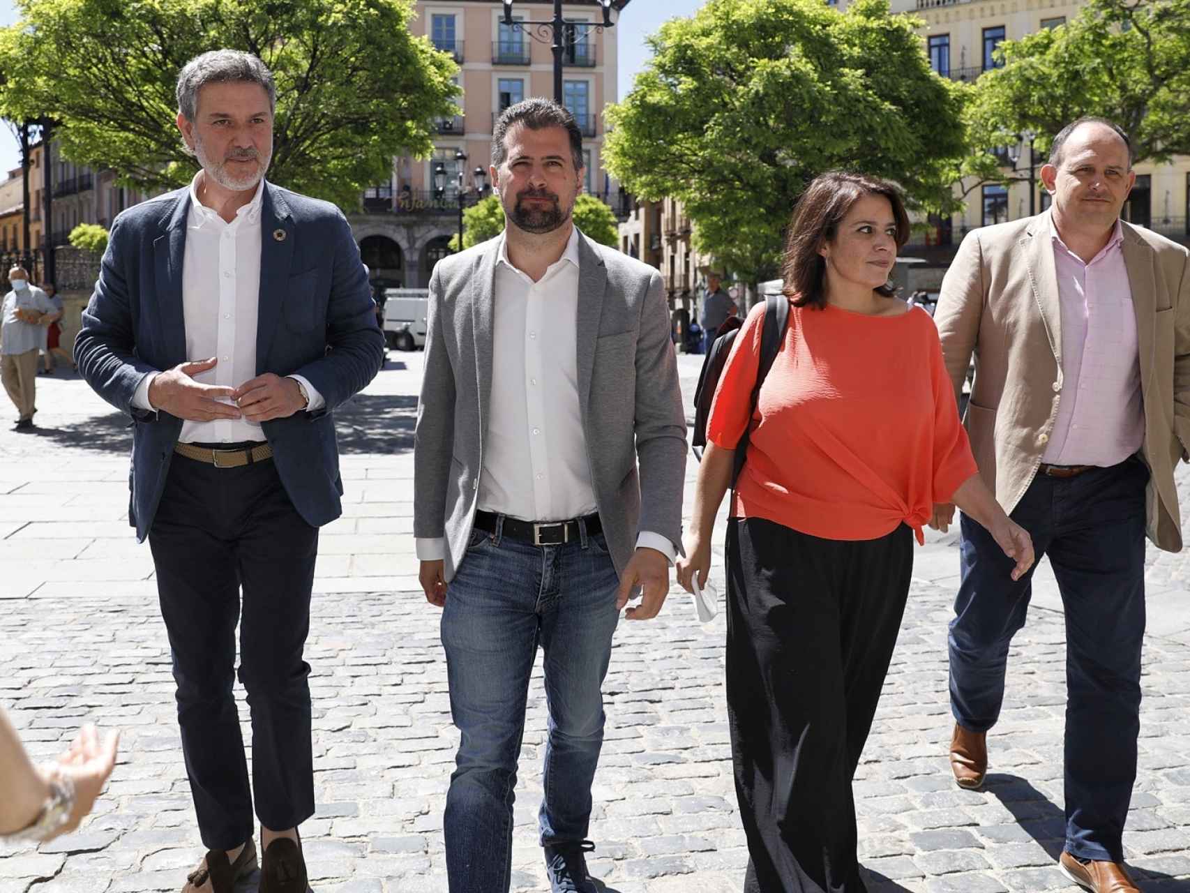 Adriana Lastra camina junto al dirigente socialista, Luis Tudanca, este viernes en Segovia.