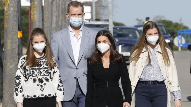 Los reyes de España, Felipe VI y Letizia, junto a sus hijas, Leonor y Sofía, en una imagen reciente fechada en abril de 2022.