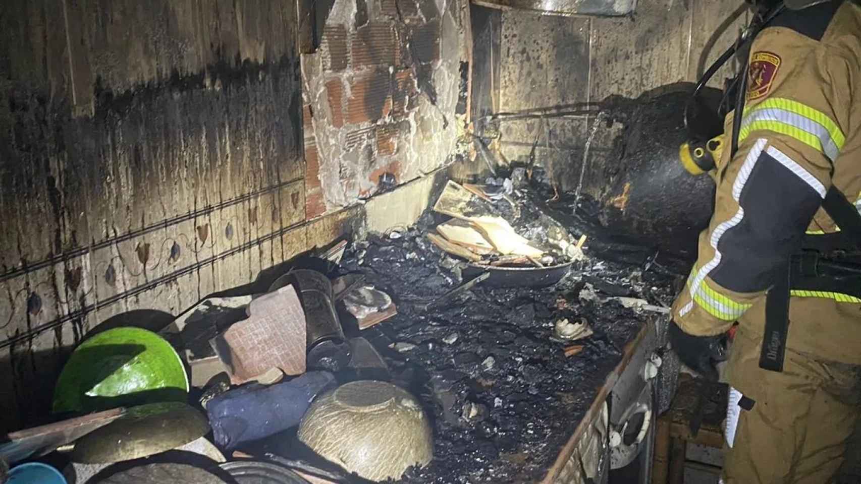 Estado en el que quedó la cocina incendiada. Foto: Bomberos de Toledo.