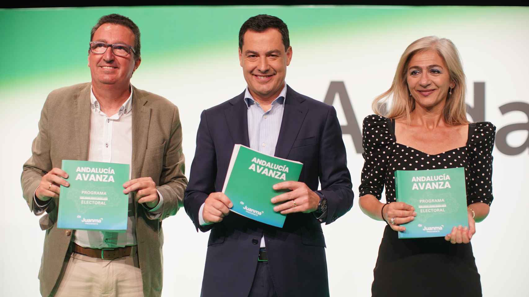 El presidente de la Junta de Andalucía, Juanma Moreno, junto a Patricia del Pozo y Manuel Andrés González.