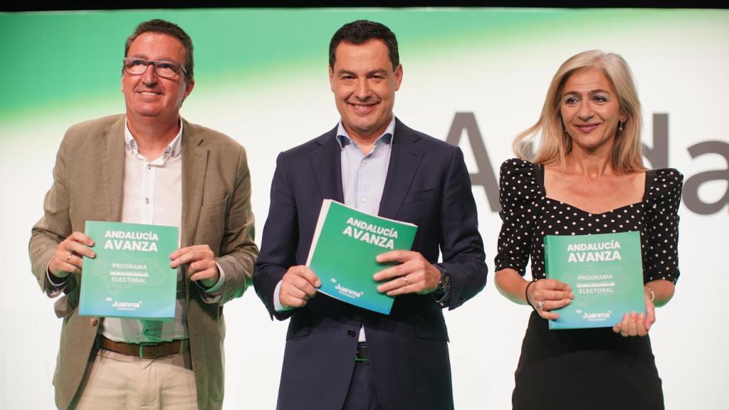 El presidente de la Junta de Andalucía, Juanma Moreno, junto a Patricia del Pozo y Manuel Andrés González.