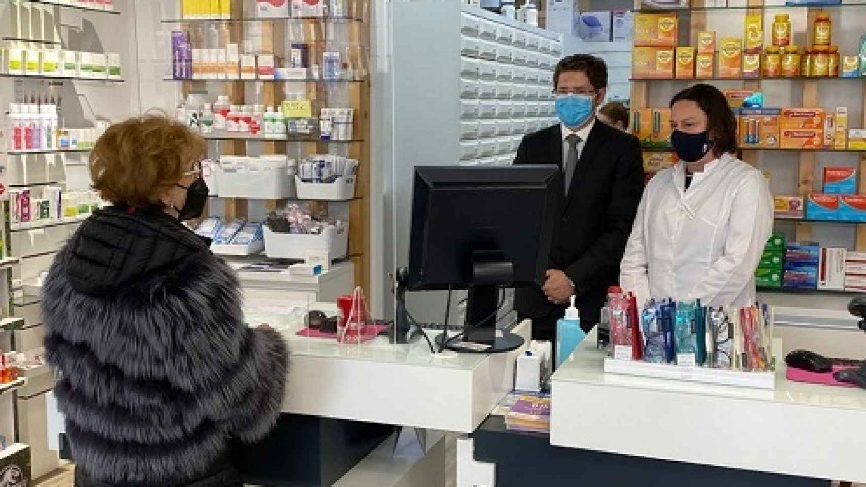 Una mujer retira sus medicamentos en un farmacia mediante su receta electrónica.
