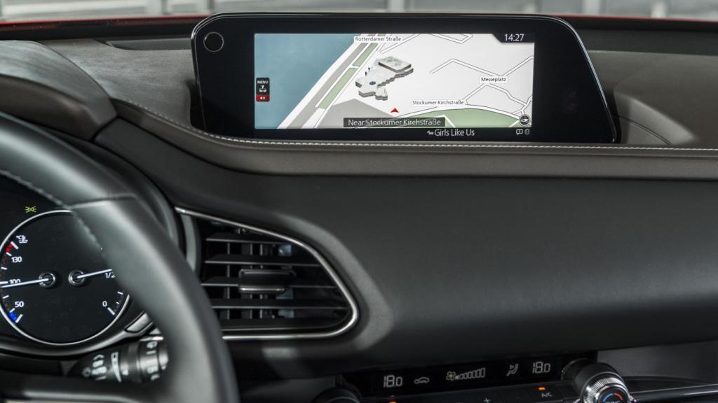 El interior del coche destaca por su calidad y tecnología.