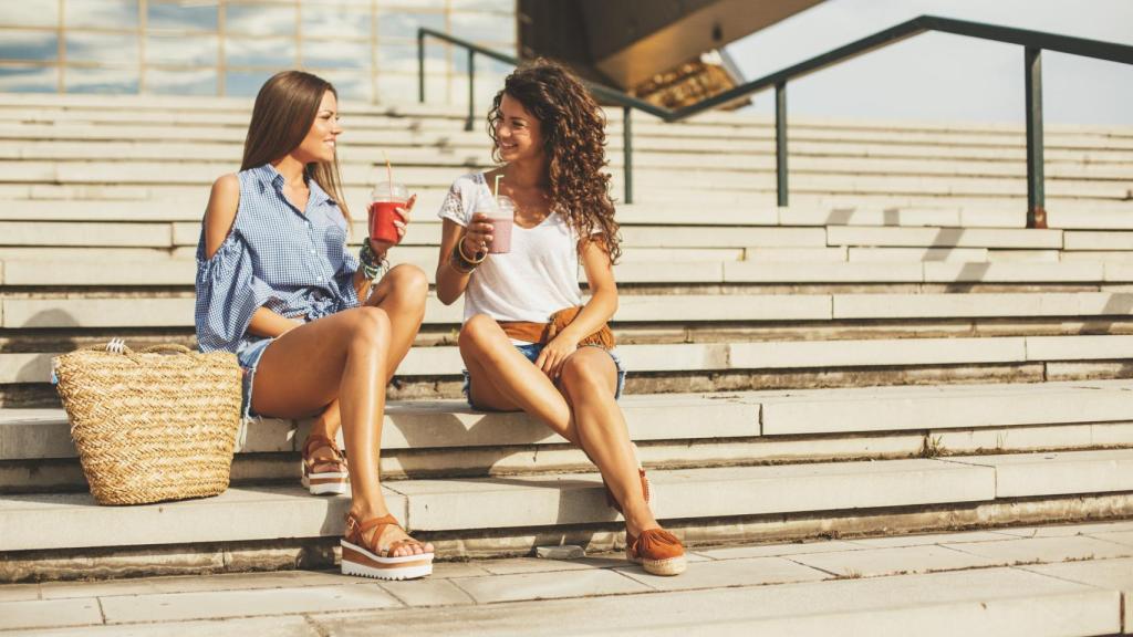 Dos amigas con distintos estilos de zapatos.