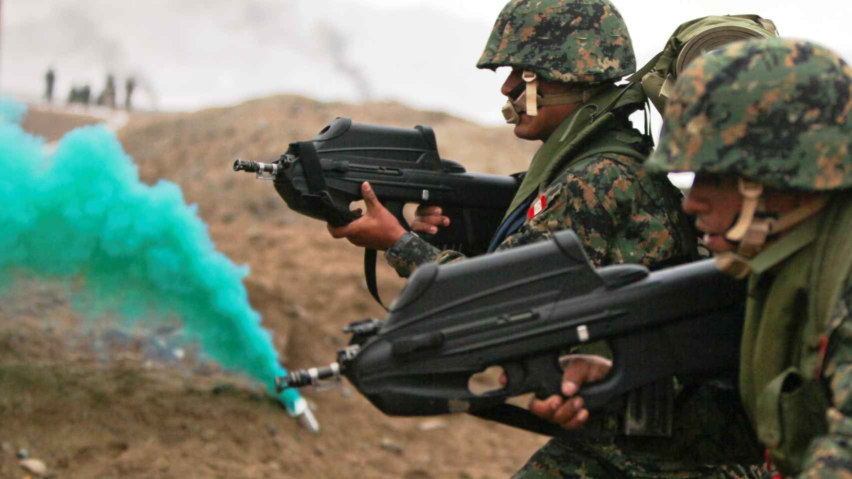 Soldados de infantería peruanos poniendo a prueba el F2000