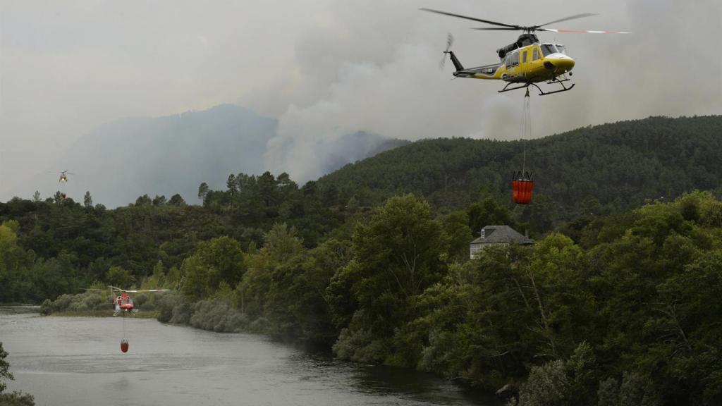 Un helicóptero forestal trabaja en las tareas de extinción de incendios.