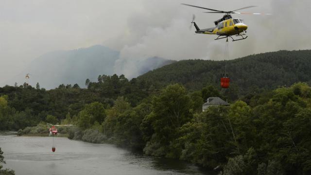 Un helicóptero forestal trabaja en las tareas de extinción de incendios.