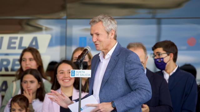 El presidente de la Xunta, Alfonso Rueda, en un acto organizado en Santiago en el primer aniversario de la puesta en marcha de la Tarxeta Xente Nova.