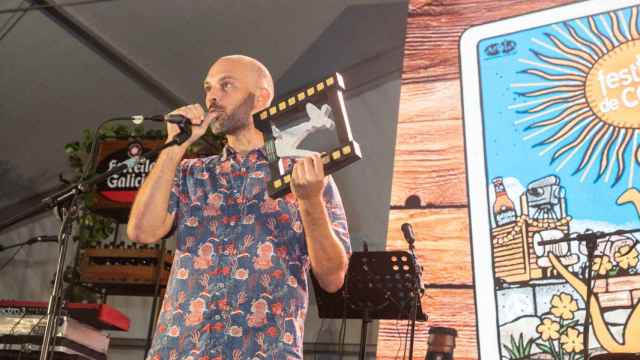 El director Eloy Domínguez recogiendo el ‘can de pedra’ al mejor corto de ficción el pasado sábado en la gala final de entrega de premios del XIX Festival de Cans.