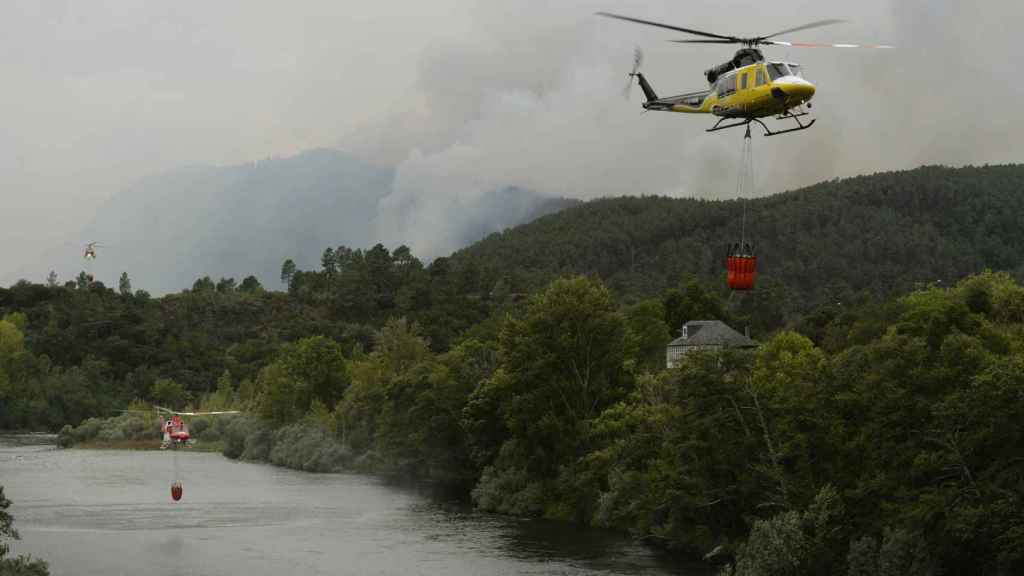Un helicóptero forestal trabaja en las tareas de extinción de incendios.