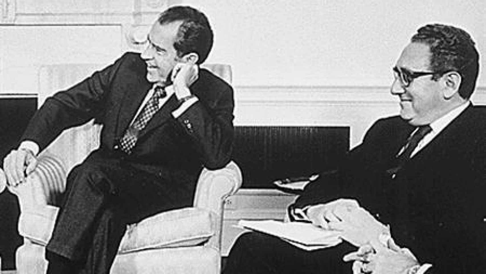 El expresidente de Estados Unidos Richard Nixon (izquierda) junto a su secretario de Estado, Henry Kissinger (derecha).
