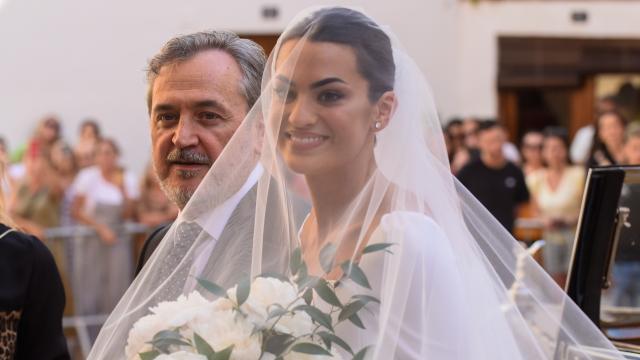 Marta Lozano y Lorenzo Remohi en la iglesia de San Bartolomé de Jávea.