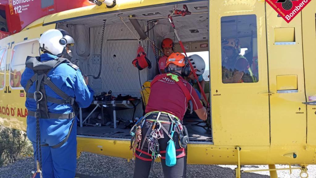 Intervención de los servicios de emergencias en Finestrat, utilizando un helicóptero.