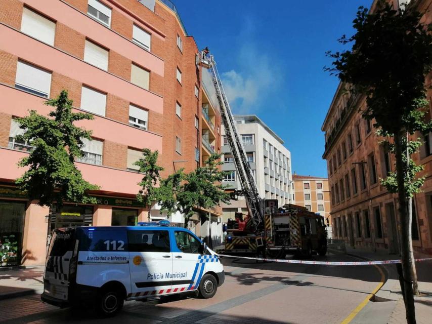 Los bomberos de Zamora intentan sofocar las llamas en el incendio en una vivienda este sábado.