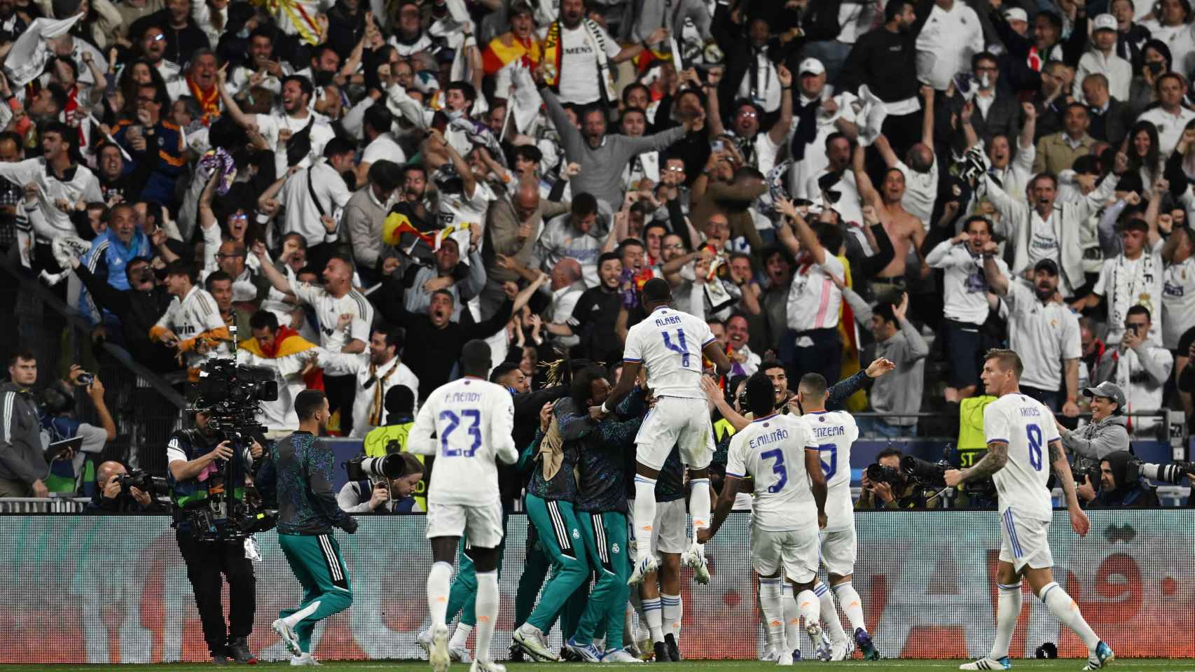 Los jugadores del Real Madrid celebran el gol de Vinicius al Liverpool