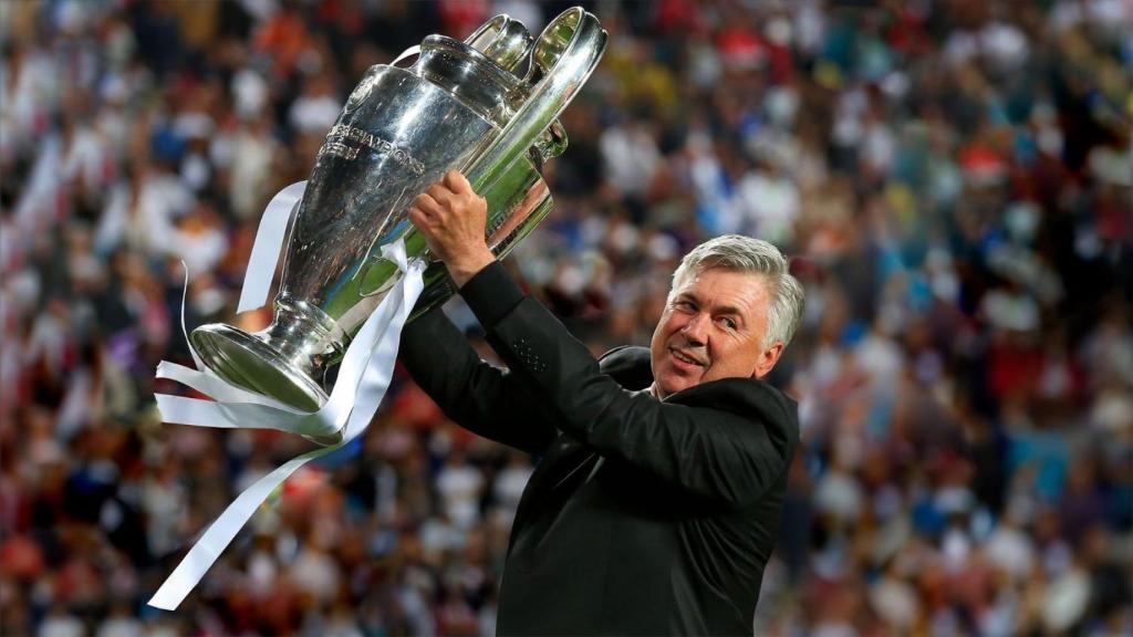 Carlos Ancelotti, con la 'Orejona', el trofeo de la Champions League, después de ganar La Décima con el Real Madrid