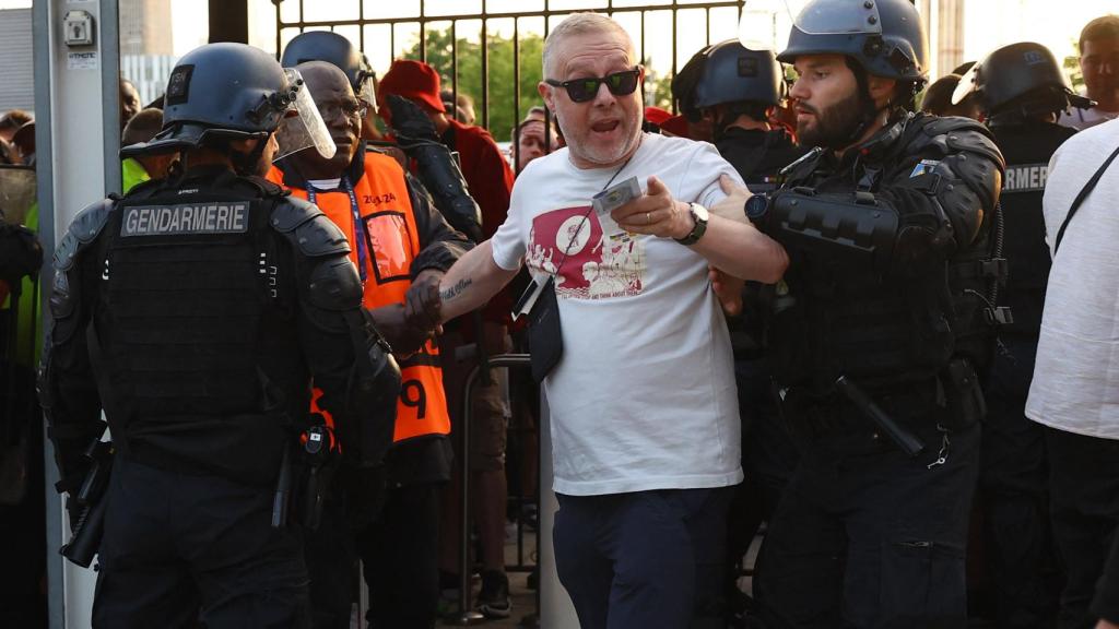 Aficionados del Liverpool intentando entrar en el Stade de France